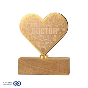 تندیس قلب طلایی حکاکی شده با واژگان پزشکی